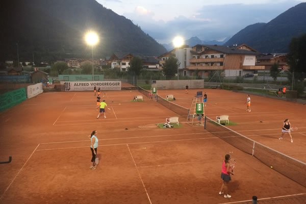Neue Flutlichtanlage am Tennisplatz in Flachau
